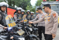 Kapolres Loteng, AKBP Eko Yusmiarto saat mengecek keseiapan personel.