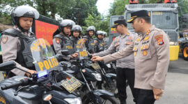 Kapolres Loteng, AKBP Eko Yusmiarto saat mengecek keseiapan personel.