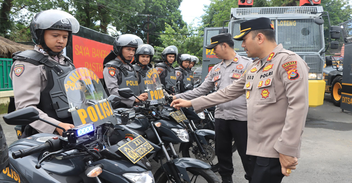 Kapolres Loteng, AKBP Eko Yusmiarto saat mengecek keseiapan personel.