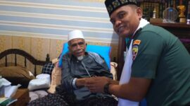 Dandim 1620/Loteng, Letkol Arm Karimmuddin Rangkuti saat melakukan kunjungan silaturahmi di kediaman sesepuh NU, di Ponpes Qamarul Huda Bagu, Kecamatan Pringgarata, Loteng, Senin (14/4/2025).