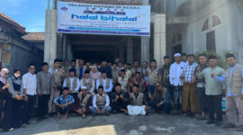 Suasana pose bersama usai acara halal bihalal perdana yang digelar pengurus Ikatan Keluarga Masyarakat Paer Lauq (IKMAPALA), di SMP IT Widhatul Faeha Ketangga Jeraeng, Desa Ketangga Jeraeng, Kecamatan Keruak, Lotim, Senin (7/4/2025).