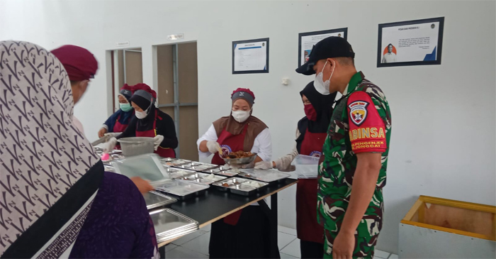Anggota TNI AD dari Kodim 1620/Loteng saat melakukan pengawasan dan pengawalan  program MBG hingga pendistribusian ke sekolah.