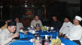 Anggota DPR RI dari Fraksi NasDem saat menggelar open house di kediamannyaa, Desa Sandik, Kecamatan Batulayar, Kabupaten Lombok Barat.