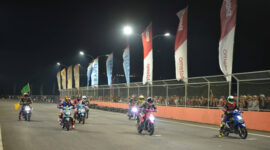 Para pebalap Honda saat menunjukkan ketangguhan di Sirkuit.