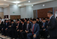 Suasana para pejabat di sela-sela sebelum pelantikan.