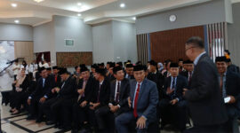 Suasana para pejabat di sela-sela sebelum pelantikan.