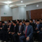 Suasana para pejabat di sela-sela sebelum pelantikan.