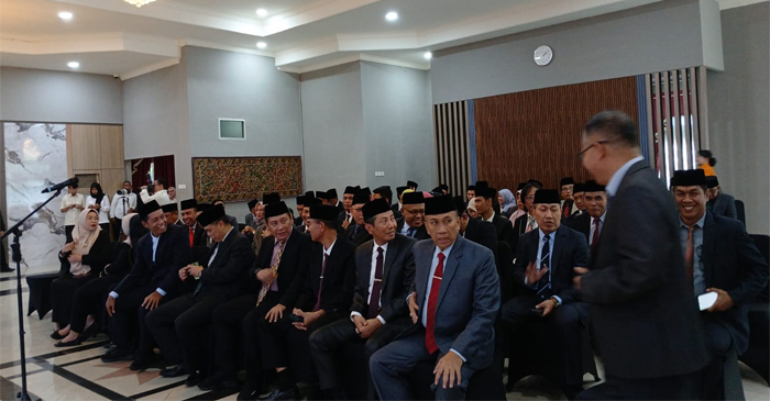 Suasana para pejabat di sela-sela sebelum pelantikan.
