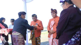 MAS NTB saat memberikan gelar ''Pengerakse Gumi Tastura'' kepada Bupati Loteng, HL Pathul Bahri dan Wabup Loteng, HM Nursiah.