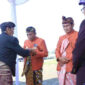 MAS NTB saat memberikan gelar ''Pengerakse Gumi Tastura'' kepada Bupati Loteng, HL Pathul Bahri dan Wabup Loteng, HM Nursiah.