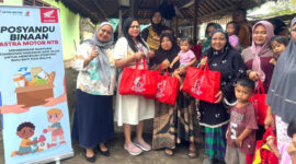 Astra Group Mataram saat memberikan bantuan berupa makanan tambahan siap saji untuk bayi dan balita guna mencegah stunting.
