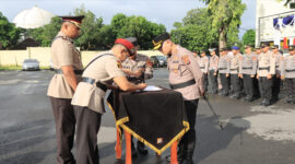 Suasana penandatanganan berita acara Sertijab yang berlangsung di halaman Mapolres Loteng, Senin (14/4/2025), dipimpin langsung Kapolres Loteng, AKBP Eko Yusmiarto.