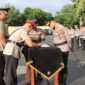 Suasana penandatanganan berita acara Sertijab yang berlangsung di halaman Mapolres Loteng, Senin (14/4/2025), dipimpin langsung Kapolres Loteng, AKBP Eko Yusmiarto.