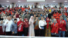 Wakil Ketua DPD RI, Tamsil Linrung (depan tengah) saat pose bersama usai Seminar Nasional Fakultas Hukum Universitas Hasanuddin, di Makassar, Jumat (11/4/2025).