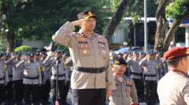 Wakapolres Loteng, Kompol Imam Maladi saat memimpin upacara dalam memperingati Hari Kesadaran Nasional di Lapangan Apel Mapolres Loteng, Kamis (17/4/2025).