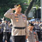 Wakapolres Loteng, Kompol Imam Maladi saat memimpin upacara dalam memperingati Hari Kesadaran Nasional di Lapangan Apel Mapolres Loteng, Kamis (17/4/2025).