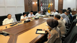 Gubernur NTB, Lalu Muhamad Iqbal saat memberikan arahan kepada bupati se-NTB melalui zoom, di ruang kerjanya, Rabu (16/4/2024).