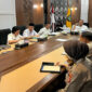 Gubernur NTB, Lalu Muhamad Iqbal saat memberikan arahan kepada bupati se-NTB melalui zoom, di ruang kerjanya, Rabu (16/4/2024).