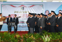 Bupati Lotim, H Haerul Warisin saat melantik 34 kepala pasar dan Staf Khusus Bupati.