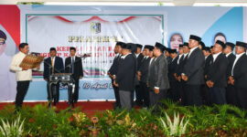 Bupati Lotim, H Haerul Warisin saat melantik 34 kepala pasar dan Staf Khusus Bupati.