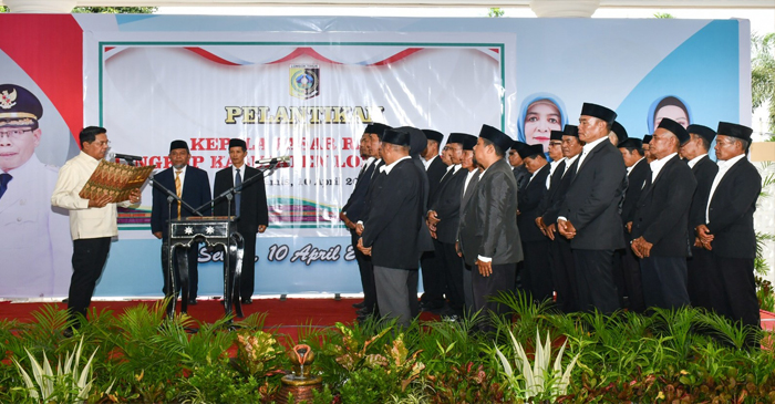 Bupati Lotim, H Haerul Warisin saat melantik 34 kepala pasar dan Staf Khusus Bupati.