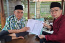 Ketua Cabor Tarung Derajat Provinsi NTB, HK Lalu Winengan saat menyerahkan SK kepada Ketua Cabor Tarung Derajat Lombok Barat, Pauzul Bayan.