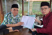 Ketua Cabor Tarung Derajat Provinsi NTB, HK Lalu Winengan saat menyerahkan SK kepada Ketua Cabor Tarung Derajat Lombok Barat, Pauzul Bayan.