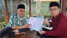 Ketua Cabor Tarung Derajat Provinsi NTB, HK Lalu Winengan saat menyerahkan SK kepada Ketua Cabor Tarung Derajat Lombok Barat, Pauzul Bayan.
