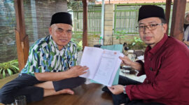 Ketua Cabor Tarung Derajat Provinsi NTB, HK Lalu Winengan saat menyerahkan SK kepada Ketua Cabor Tarung Derajat Lombok Barat, Pauzul Bayan.