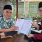 Ketua Cabor Tarung Derajat Provinsi NTB, HK Lalu Winengan saat menyerahkan SK kepada Ketua Cabor Tarung Derajat Lombok Barat, Pauzul Bayan.