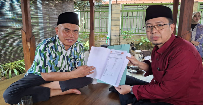 Ketua Cabor Tarung Derajat Provinsi NTB, HK Lalu Winengan saat menyerahkan SK kepada Ketua Cabor Tarung Derajat Lombok Barat, Pauzul Bayan.