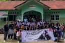 Para peserta Honda Vario Eduride saat pose bersama di SD Islam Amanah, sebuah sekolah swasta yang berada di wilayah tertinggal dan terpencil.