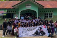 Para peserta Honda Vario Eduride saat pose bersama di SD Islam Amanah, sebuah sekolah swasta yang berada di wilayah tertinggal dan terpencil.