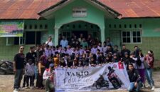 Para peserta Honda Vario Eduride saat pose bersama di SD Islam Amanah, sebuah sekolah swasta yang berada di wilayah tertinggal dan terpencil.