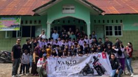 Para peserta Honda Vario Eduride saat pose bersama di SD Islam Amanah, sebuah sekolah swasta yang berada di wilayah tertinggal dan terpencil.