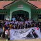 Para peserta Honda Vario Eduride saat pose bersama di SD Islam Amanah, sebuah sekolah swasta yang berada di wilayah tertinggal dan terpencil.