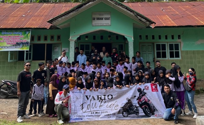 Para peserta Honda Vario Eduride saat pose bersama di SD Islam Amanah, sebuah sekolah swasta yang berada di wilayah tertinggal dan terpencil.