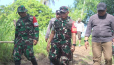 Dansatgas TMMD ke-124, Letkol Arm Karimmuddin Rangkuti saat meninjau progres pembukaan jalan baru.