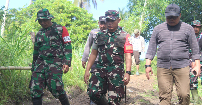 Dansatgas TMMD ke-124, Letkol Arm Karimmuddin Rangkuti saat meninjau progres pembukaan jalan baru.