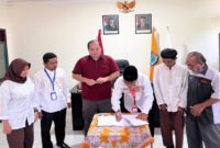 Pihak PT Astra Motor NTB bersama SMKN 3 Mataram saat menandatangani MoU program Safety Riding.