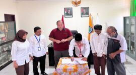 Pihak PT Astra Motor NTB bersama SMKN 3 Mataram saat menandatangani MoU program Safety Riding.