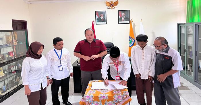 Pihak PT Astra Motor NTB bersama SMKN 3 Mataram saat menandatangani MoU program Safety Riding.