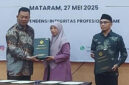 Kepala BPK RI Perwakilan NTB, Suparwadi saat menyerahkan memberikan langsung piagam WTP kepada Wabup Lobar, Hj Nurul Adha didampingi Wakil Ketua DPRD Lobar, TGH TGH Hardiatullah, di Mataram, Selasa (27/5/2025).