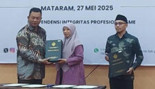 Kepala BPK RI Perwakilan NTB, Suparwadi saat menyerahkan memberikan langsung piagam WTP kepada Wabup Lobar, Hj Nurul Adha didampingi Wakil Ketua DPRD Lobar, TGH TGH Hardiatullah, di Mataram, Selasa (27/5/2025).