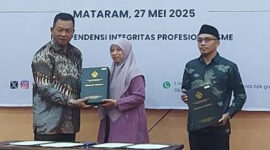 Kepala BPK RI Perwakilan NTB, Suparwadi saat menyerahkan memberikan langsung piagam WTP kepada Wabup Lobar, Hj Nurul Adha didampingi Wakil Ketua DPRD Lobar, TGH TGH Hardiatullah, di Mataram, Selasa (27/5/2025).