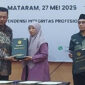 Kepala BPK RI Perwakilan NTB, Suparwadi saat menyerahkan memberikan langsung piagam WTP kepada Wabup Lobar, Hj Nurul Adha didampingi Wakil Ketua DPRD Lobar, TGH TGH Hardiatullah, di Mataram, Selasa (27/5/2025).