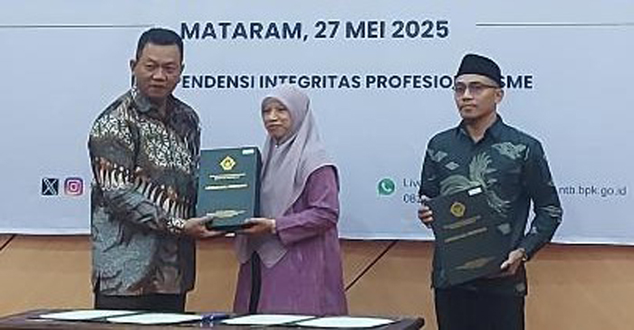 Kepala BPK RI Perwakilan NTB, Suparwadi saat menyerahkan memberikan langsung piagam WTP kepada Wabup Lobar, Hj Nurul Adha didampingi Wakil Ketua DPRD Lobar, TGH TGH Hardiatullah, di Mataram, Selasa (27/5/2025).