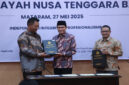 Kepala BPK RI Perwakilan NTB, Suparwadi saat menyerahkan memberikan langsung piagam WTP kepada Wabup Loteng, HM Nursiah didampingi  Wakil Ketua DPRD Loteng, H Uhibbussa'adi, di Mataram, Selasa (27/5/2025).