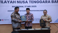 Kepala BPK RI Perwakilan NTB, Suparwadi saat menyerahkan memberikan langsung piagam WTP kepada Wabup Loteng, HM Nursiah didampingi  Wakil Ketua DPRD Loteng, H Uhibbussa'adi, di Mataram, Selasa (27/5/2025).