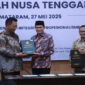 Kepala BPK RI Perwakilan NTB, Suparwadi saat menyerahkan memberikan langsung piagam WTP kepada Wabup Loteng, HM Nursiah didampingi  Wakil Ketua DPRD Loteng, H Uhibbussa'adi, di Mataram, Selasa (27/5/2025).